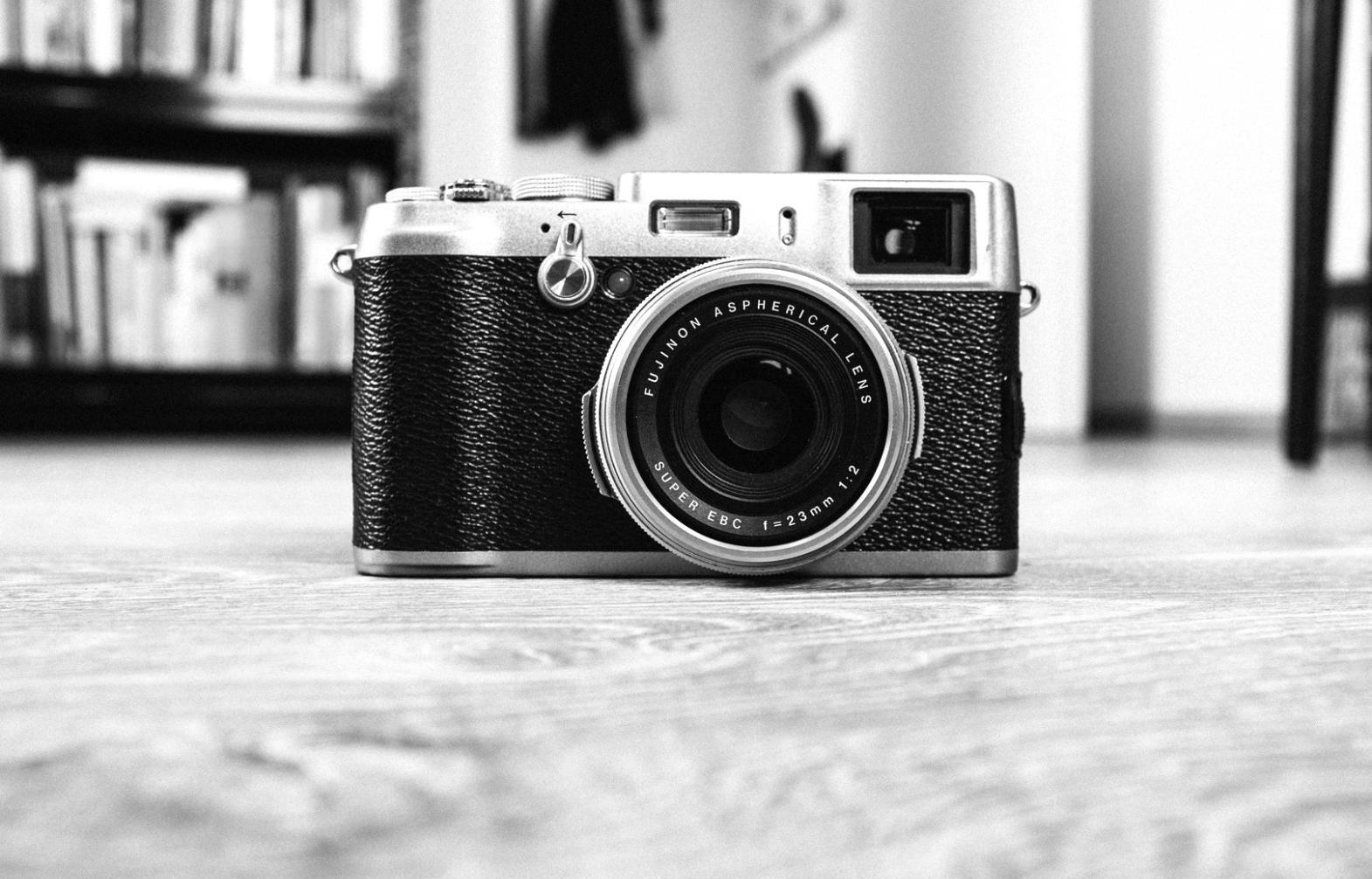 Studente al lavoro su progetto di editing video professionale